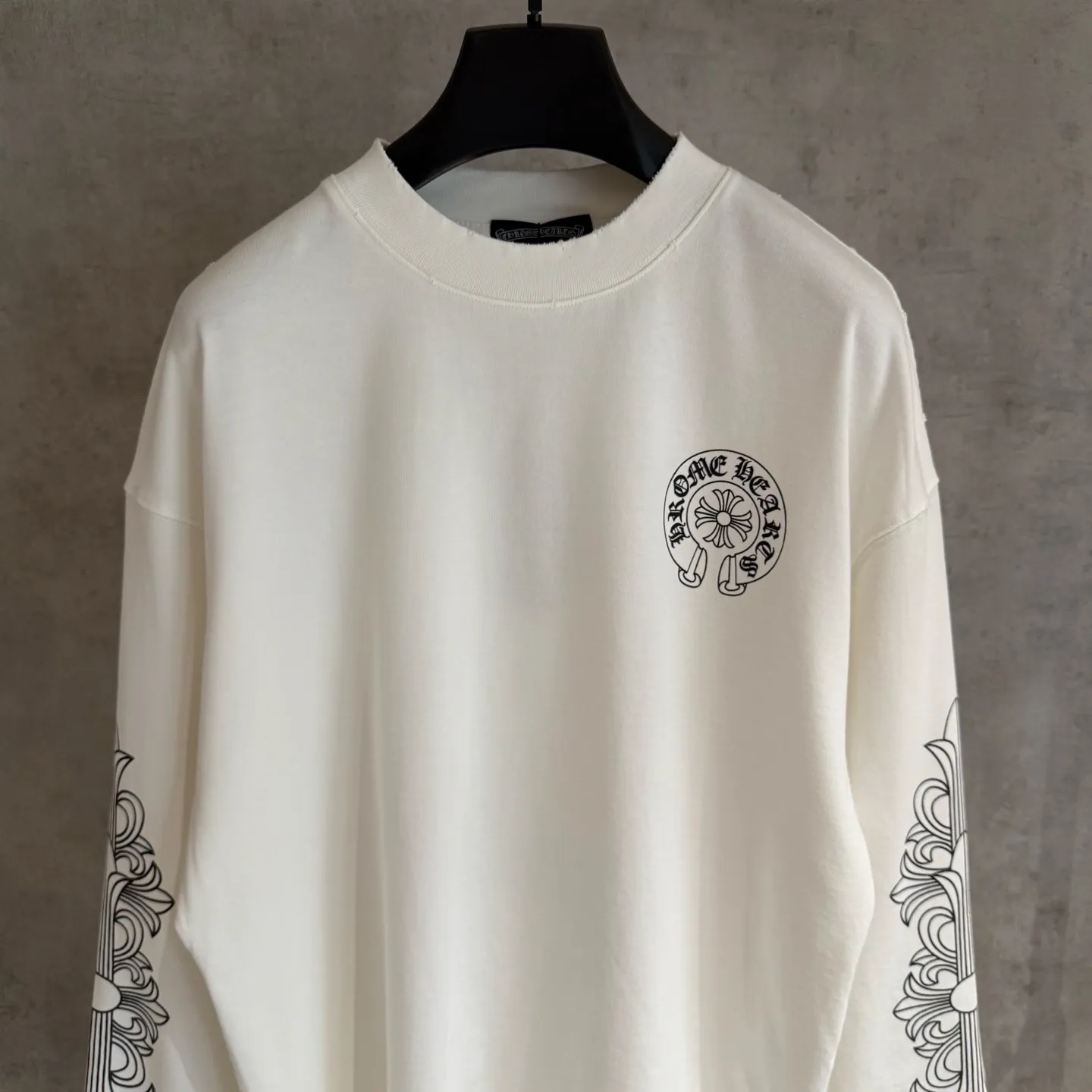 🅿️330 [Strict quality control] CH Crow Heart's new long-sleeved sweatshirt T-shirt. Heavy 340g double yarn fabric. Four flower positions on the front, back and left. Wash the whole garment twice. The four sides are frayed and torn. Heavy fabric. The neckline is made of icy Salona. Loose fit. Deep, wide and stylish. No deformation or shrinkage. Black and white color. Size: M-2xl